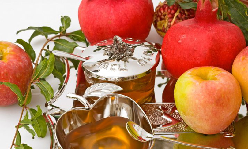 Rosh Hashanah photo of apples, honey, pomegranates
