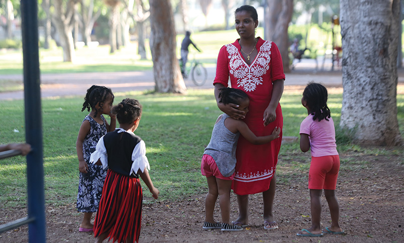 WomanWithChildrenInPark_featured