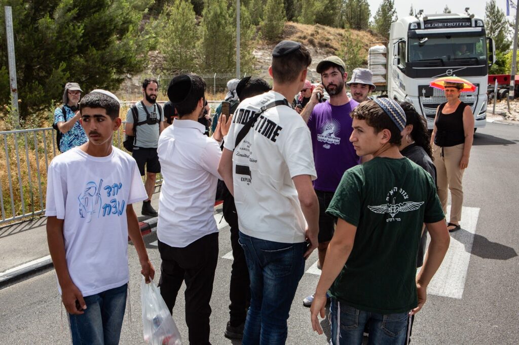 Right-wing activists attempt to block aid truck