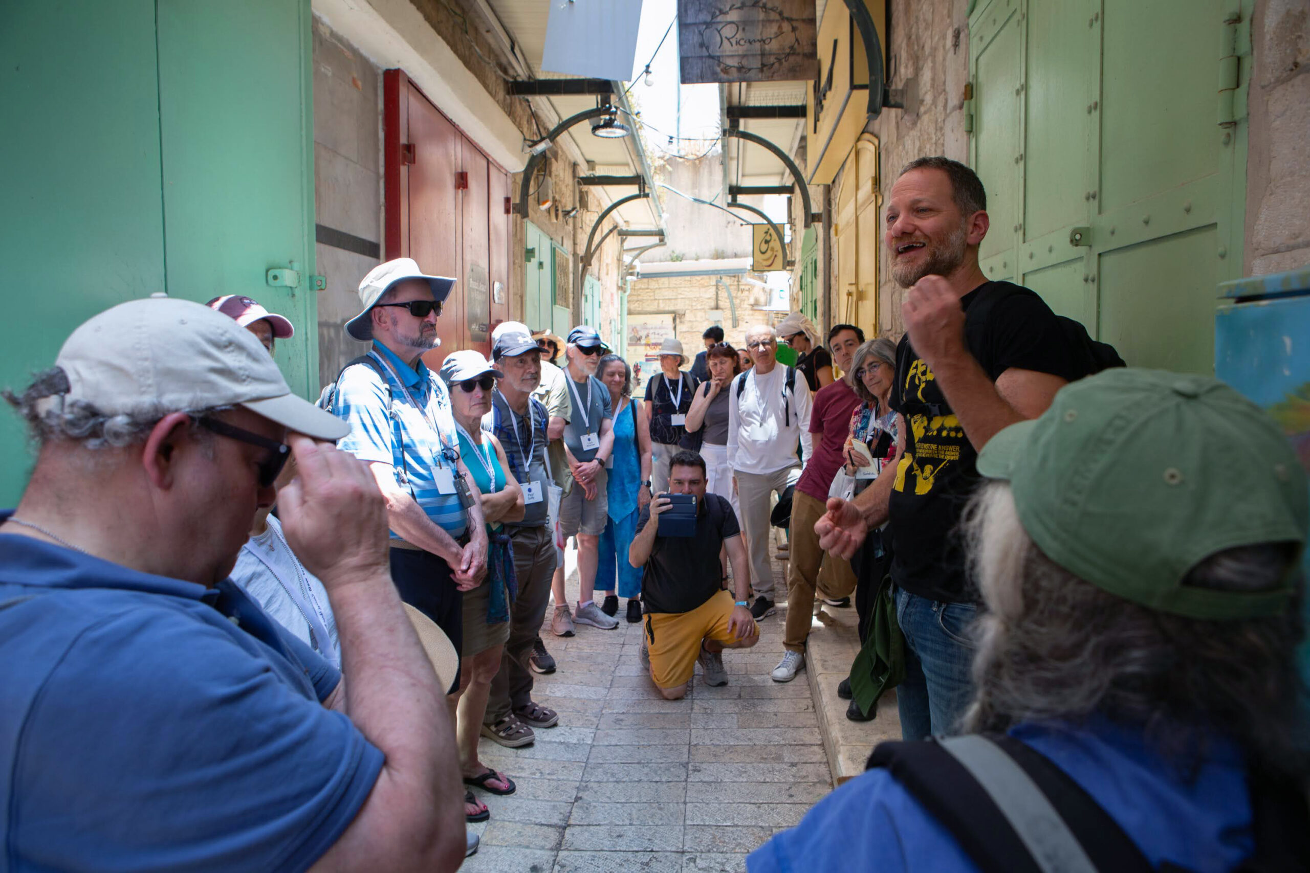 Maoz Inon addresses a group of study tour participants in the Old City of Jerusalem